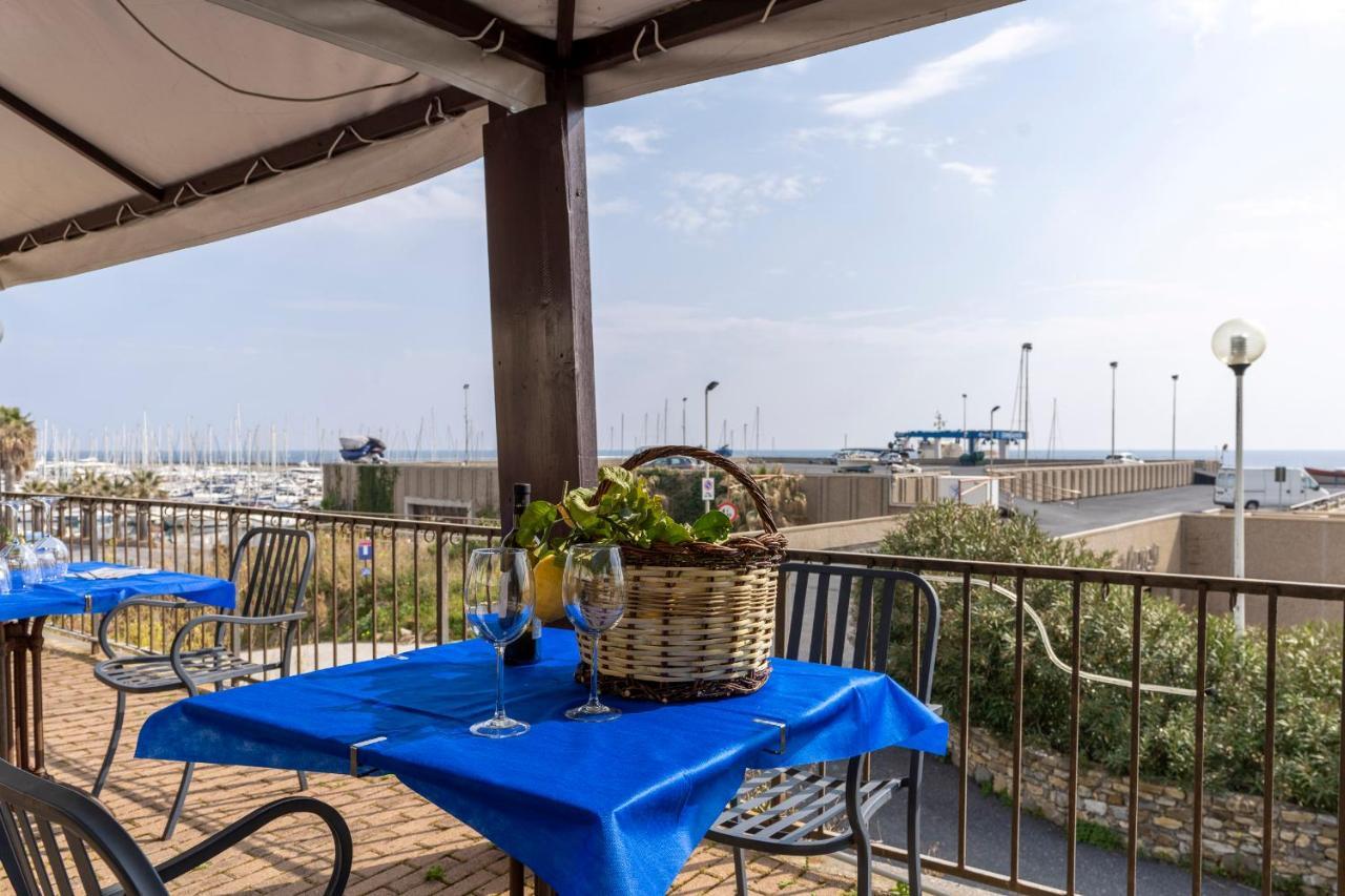 Albergo Ristorante Lucciola Santo Stefano al Mare Ngoại thất bức ảnh