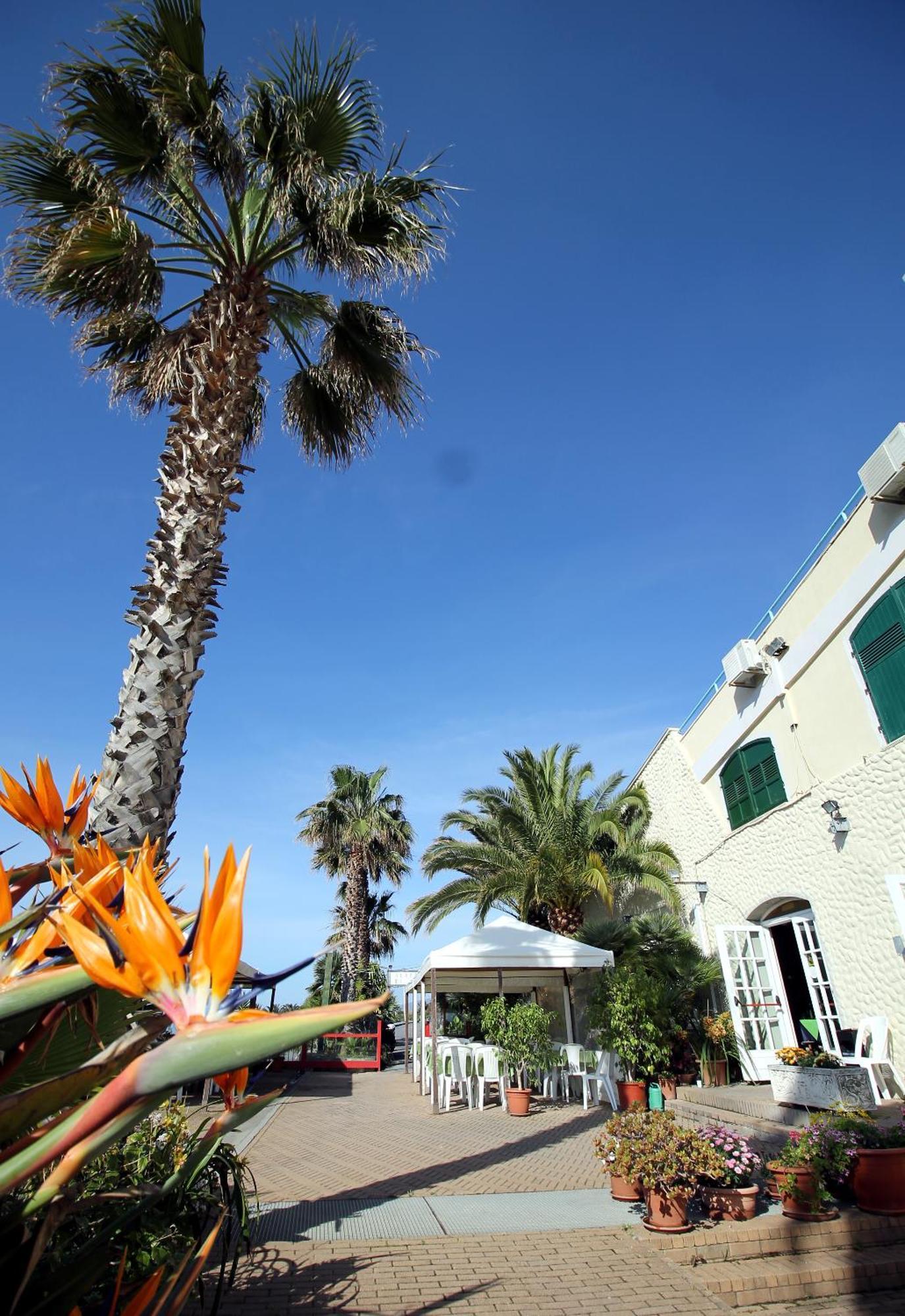 Albergo Ristorante Lucciola Santo Stefano al Mare Ngoại thất bức ảnh