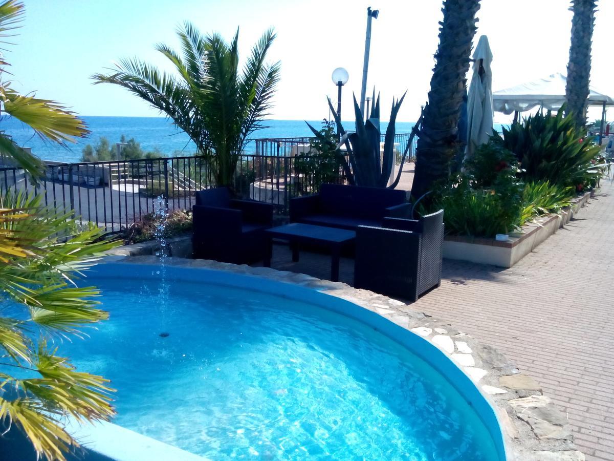 Albergo Ristorante Lucciola Santo Stefano al Mare Ngoại thất bức ảnh