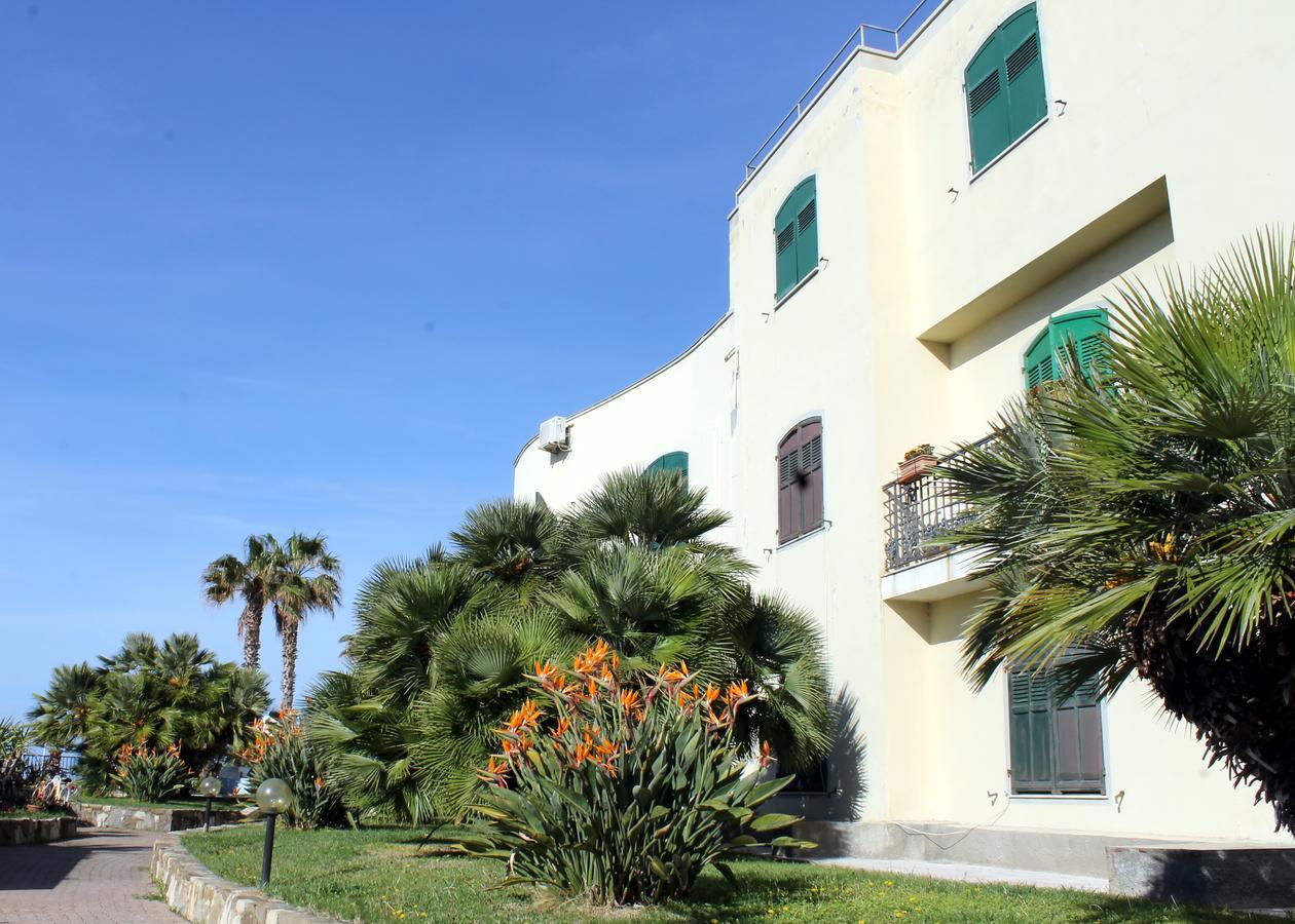 Albergo Ristorante Lucciola Santo Stefano al Mare Ngoại thất bức ảnh
