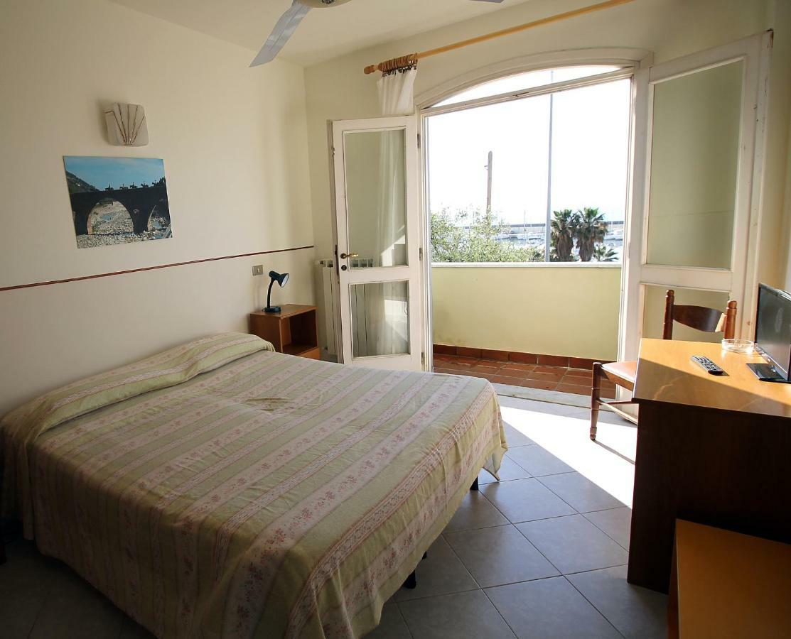 Albergo Ristorante Lucciola Santo Stefano al Mare Ngoại thất bức ảnh