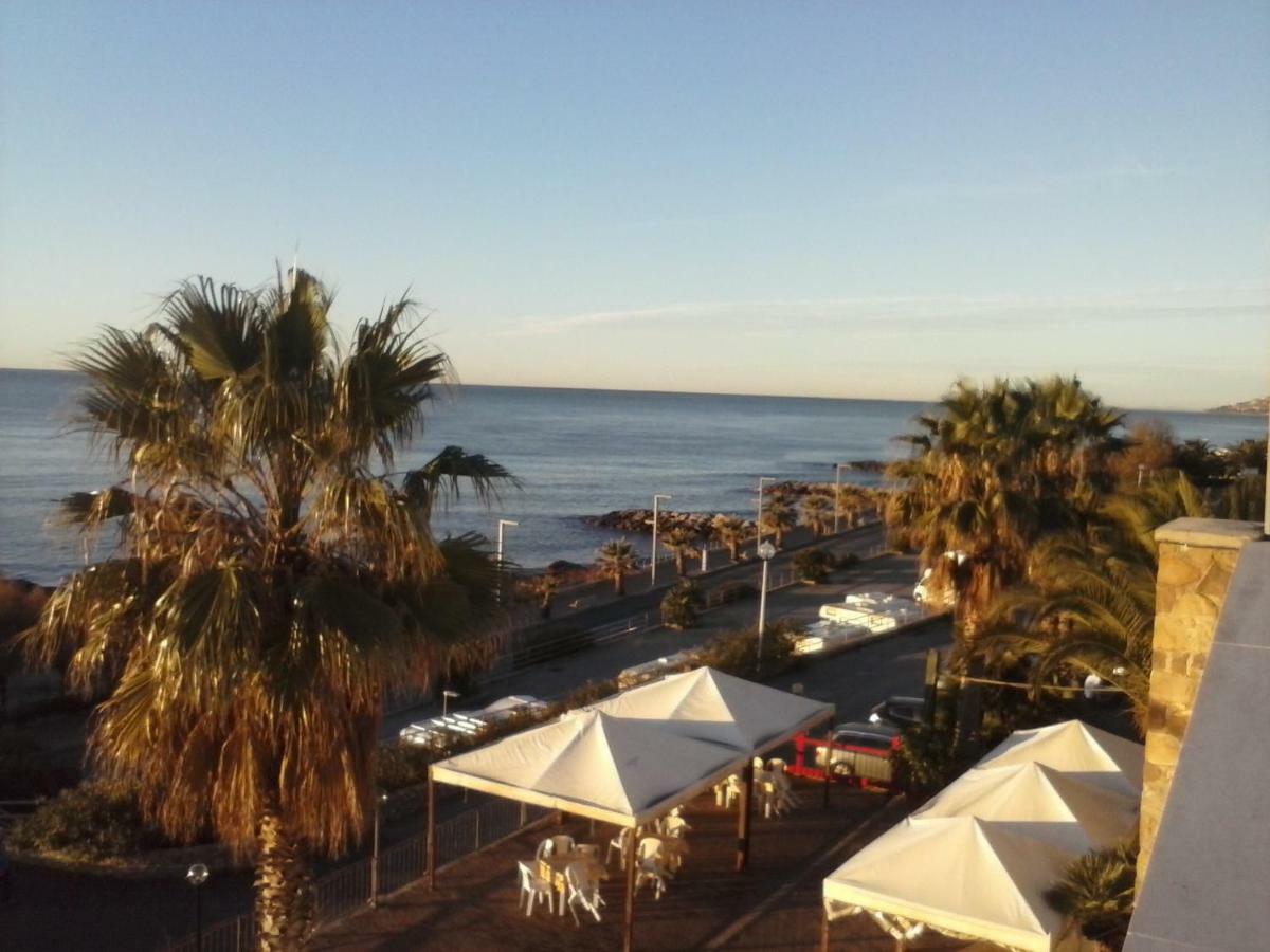 Albergo Ristorante Lucciola Santo Stefano al Mare Ngoại thất bức ảnh